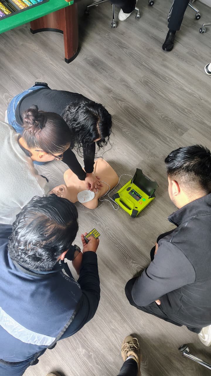 Capacitación en uso del DEA y primeros auxilios: una inversión en seguridad y prevención empresarial