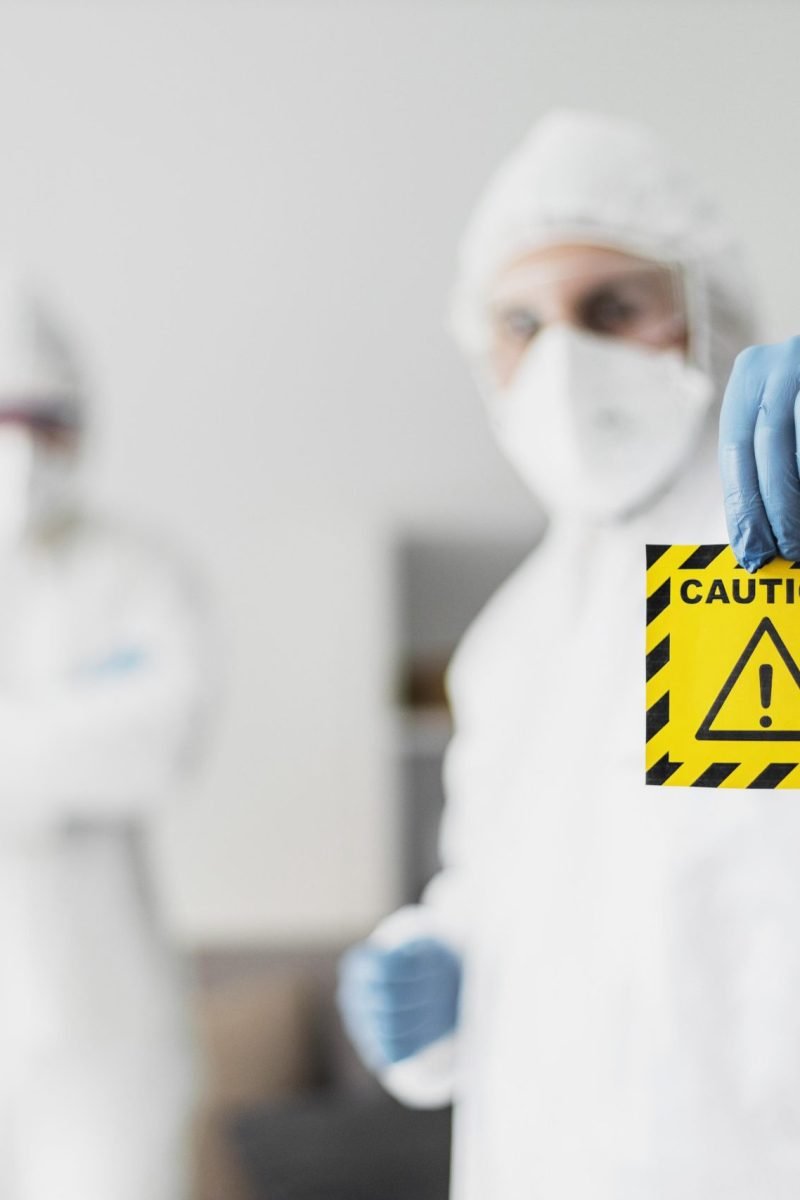 gente-borrosa-de-tiro-medio-con-equipo