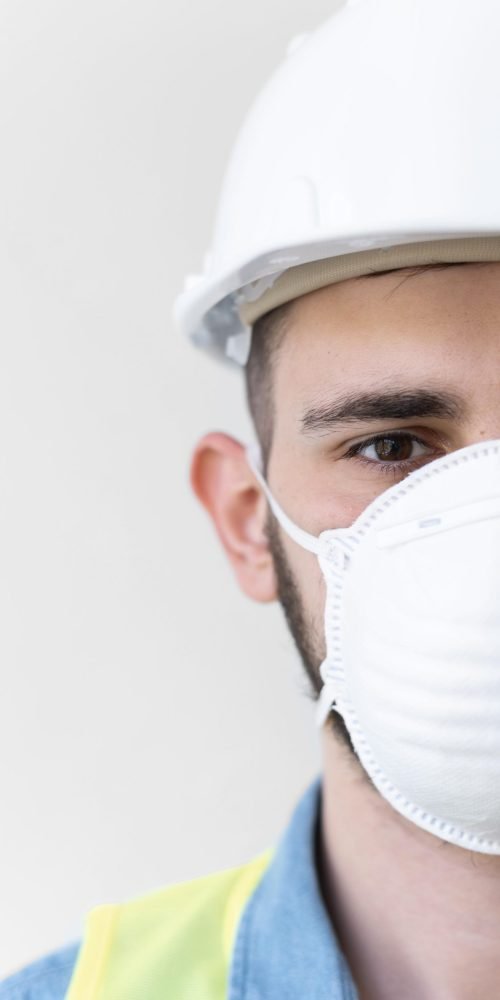 hombre-vestido-con-un-equipo-de-proteccion-industrial-especial
