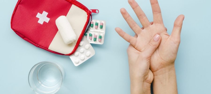 manos-de-primer-plano-con-medicacion