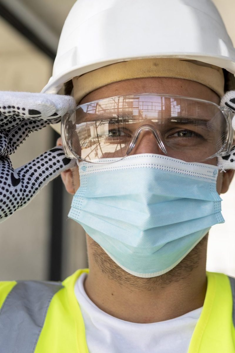 trabajador-con-gafas-de-seguridad-en-un-sitio-en-construccion