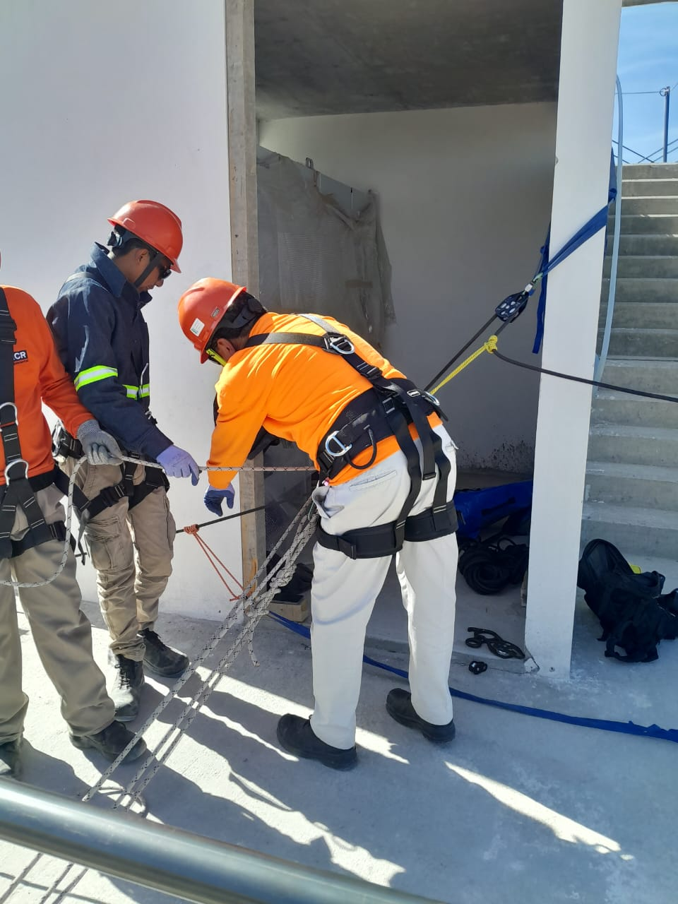 Lee más sobre el artículo Rescate en Espacios Confinados: capacitación esencial para la seguridad laboral
